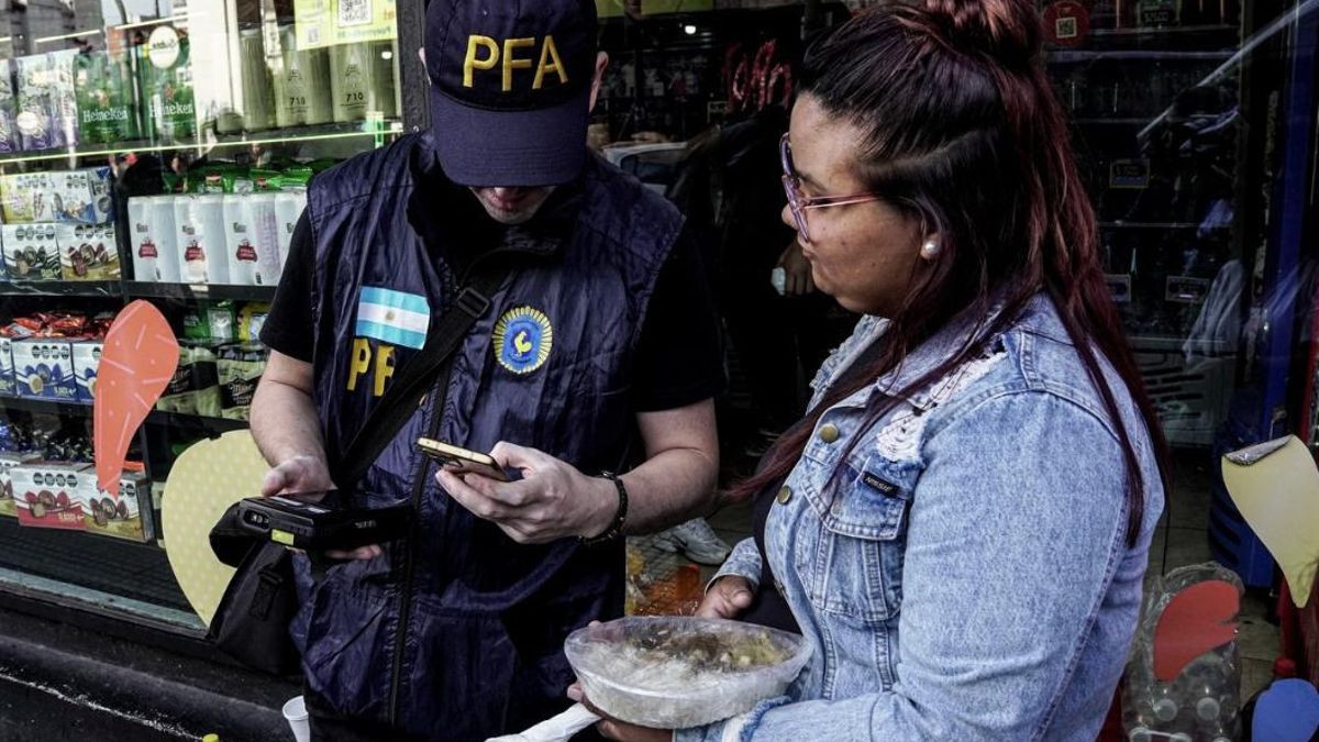 Las residencias permanentes aprobadas cayeron de 90.000 a 41.000 al año.