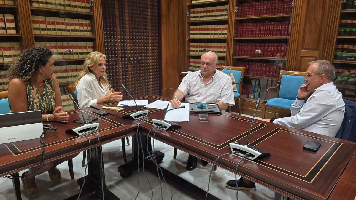 Sergio Rodríguez aborda con Sanidad los avances de las infraestructuras sanitarias y la situación de los trabajadores de ambulancias
