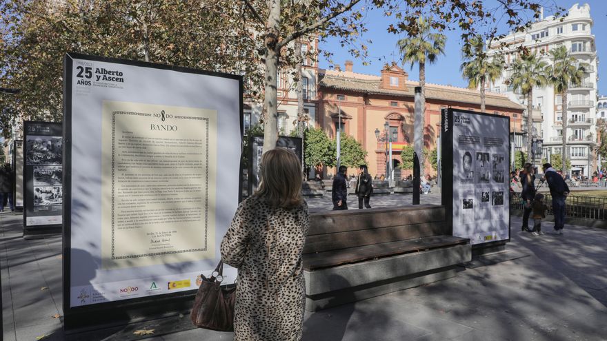 Uno de los mupis reproduce el bando de la alcaldesa de Sevilla tras el asesinato.