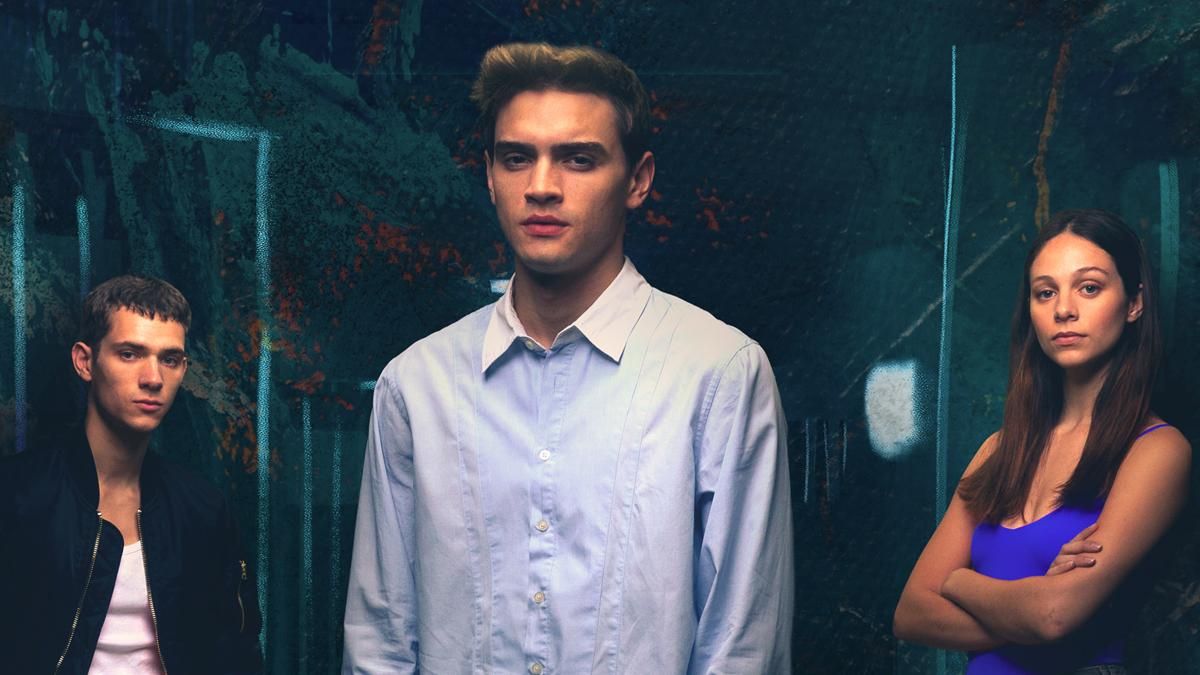 Gabriel Guevara, en una imagen promocional de 'Mar afuera' acompañado por los actores Hugo Welzel y Laura Simón