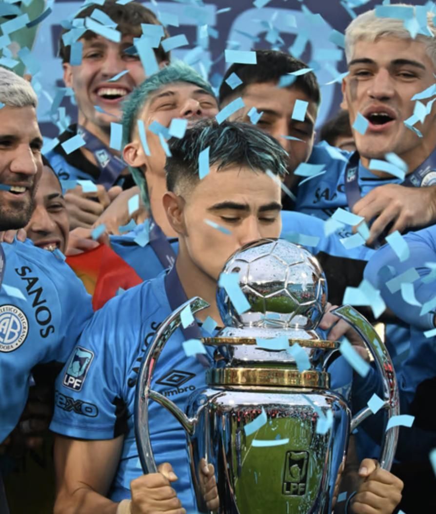 Lucas Zelarayán besa la copa en un momento inolvidable para la historia de Belgrano.