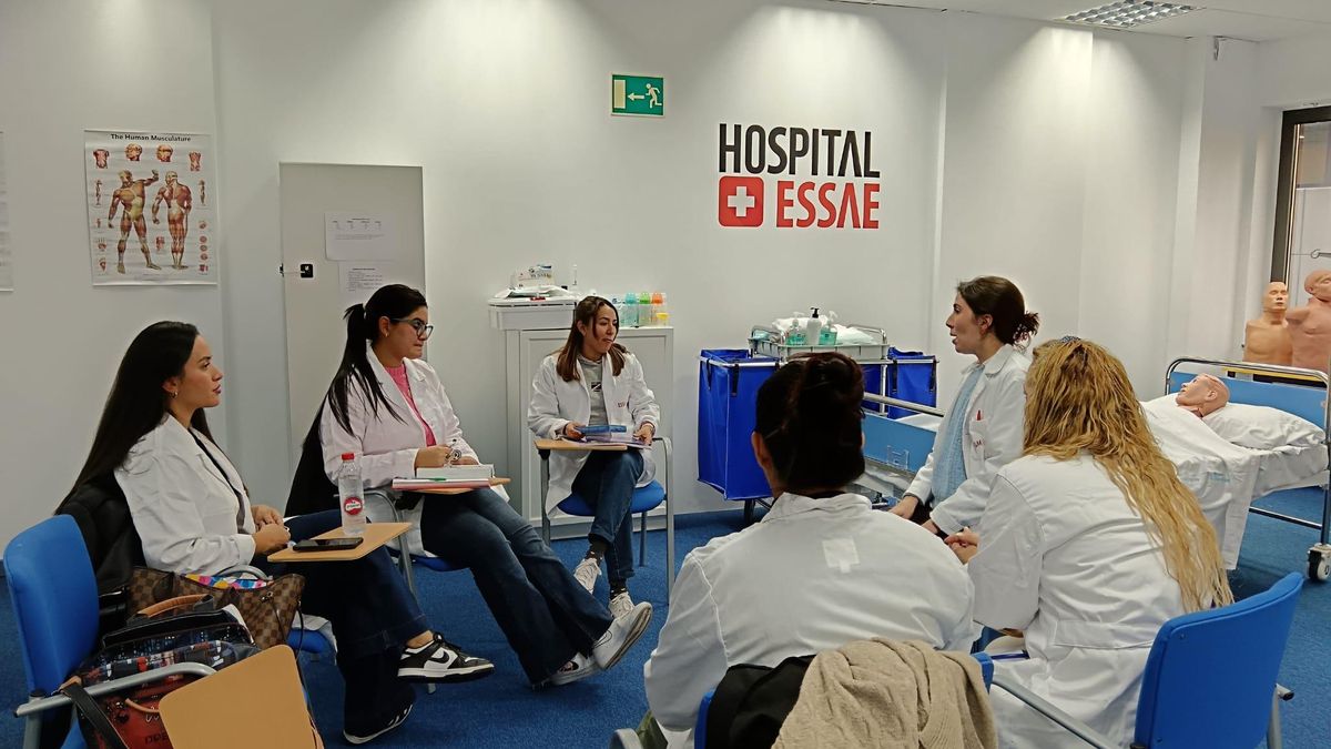 FP sanitaria en Madrid: cómo ESSAE conecta a los estudiantes con el empleo desde el primer día