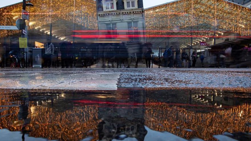 Una fotografía tomada con la técnica de exposición lenta muestra a los viajeros a las puertas de la Estación del Norte (Gare du Nord), el pasado lunes.