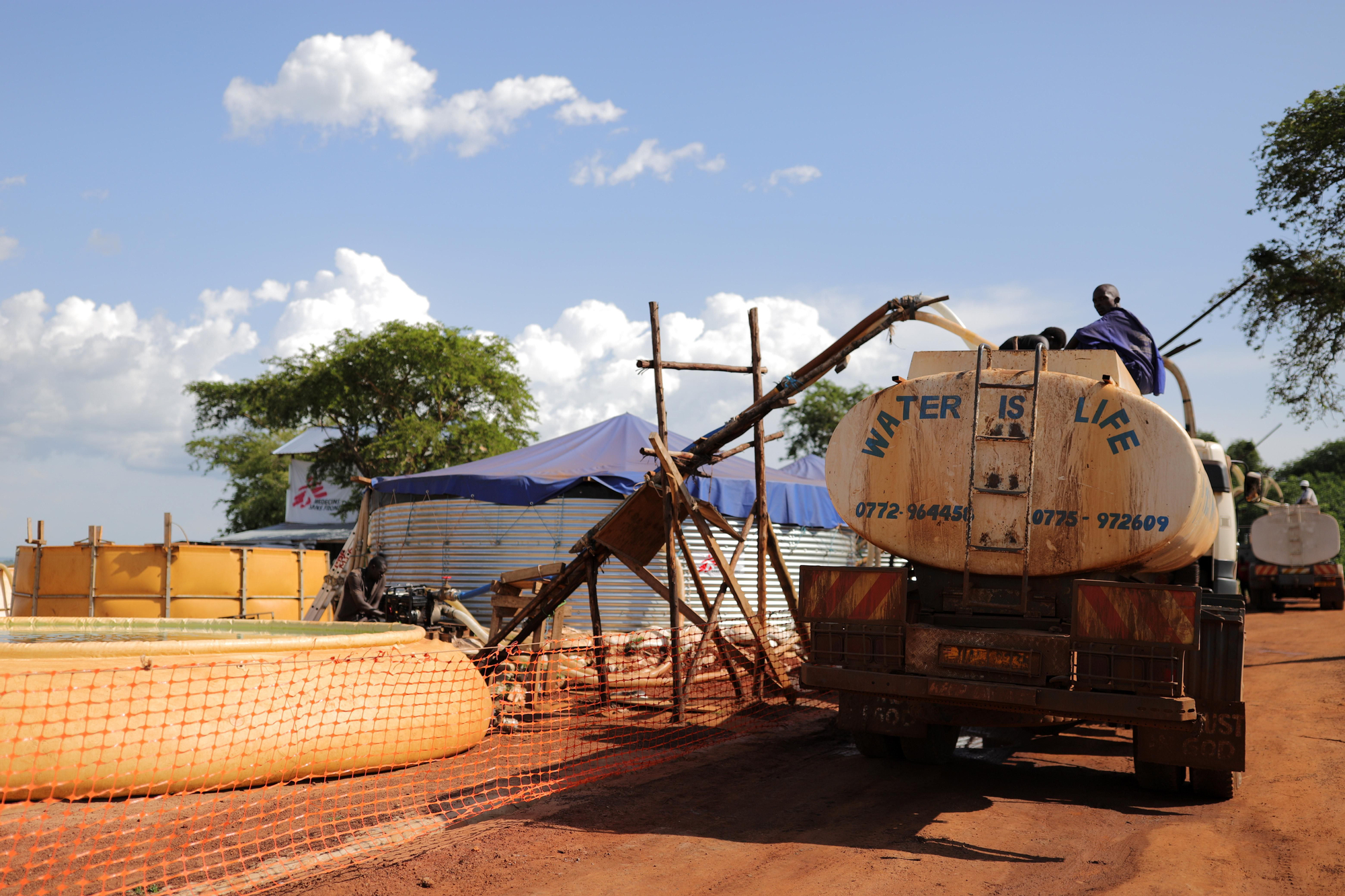 Una planta de tratamiento de agua de MSF en el asentamiento de refugiados Palorinya, en el norte de Uganda. MSF está tratando el agua del río Nilo y provee agua limpia alrededor de 1,5 a 2 millones de litros por día. Debido a la falta de camiones de agua, así como el deterioro de las carreteras después de las fuertes lluvias, la distribución de agua a la comunidad de refugiados es un gran desafío. Fotografía:  Atsushi Shibuya/MSF