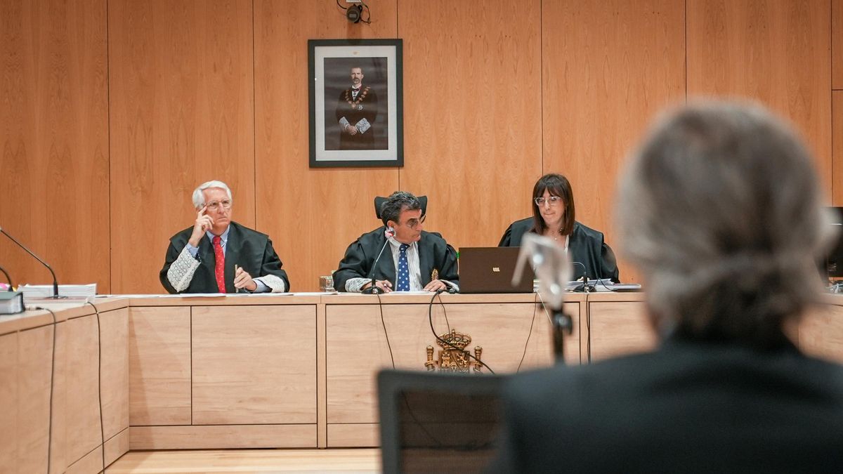 El tribunal, durante el juicio a Carlos González, en una imagen de archivo de la primera sesión