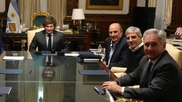 Milei y Caputo reunidos tras la derrota con representantes del BID.