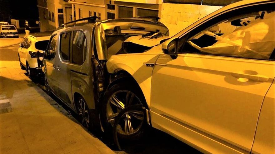 Imagen del impacto contra el vehículo estacionado. BOMBEROS LA PALMA