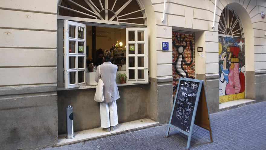 Una mujer en la ventana de una cafetería en Palma (Islas Baleares)