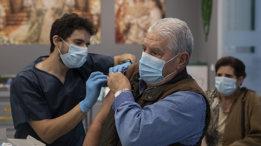 Un hombre se vacuna en la Casa de Hermandad de la Macarena, durante la administración de vacunas contra la gripe a personas mayores de 65 años. En Sevilla (Andalucía, España).
