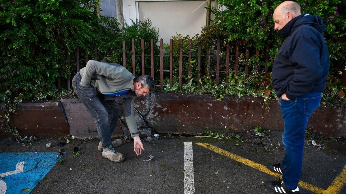 Dos vecinos en el escenario del siniestro en Cabezón de la Sal.