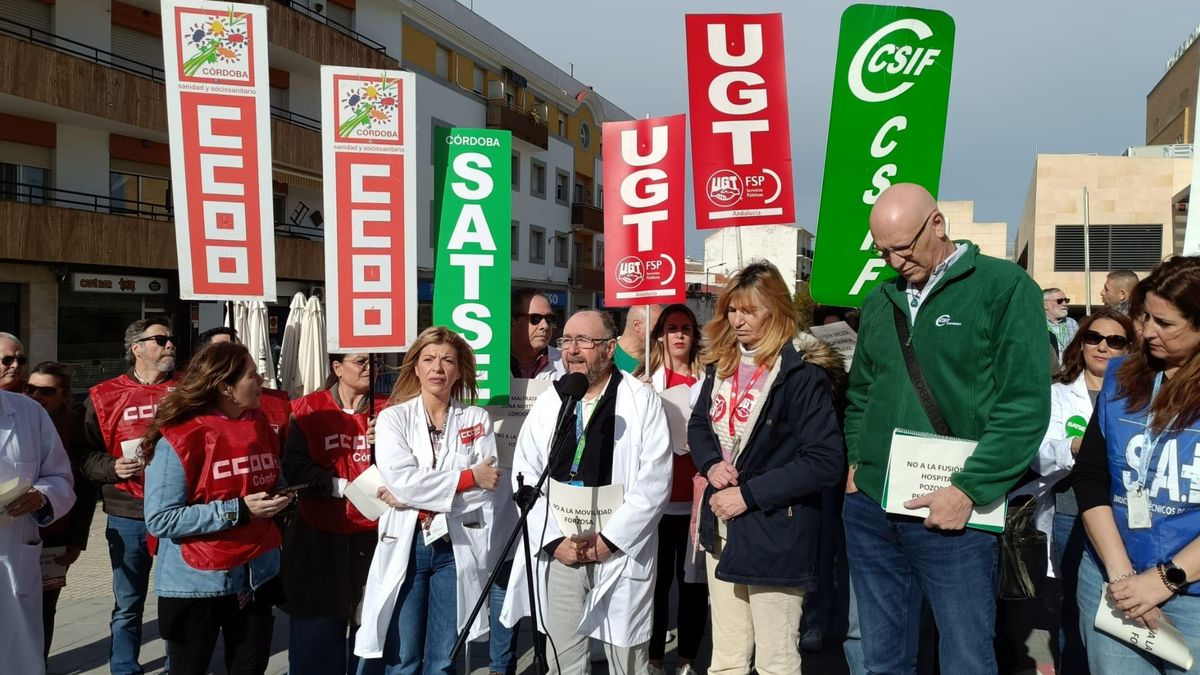 Concentración en contra de la fusión laboral de los hospitales de Pozoblanco y Peñarroya-Pueblonuevo.