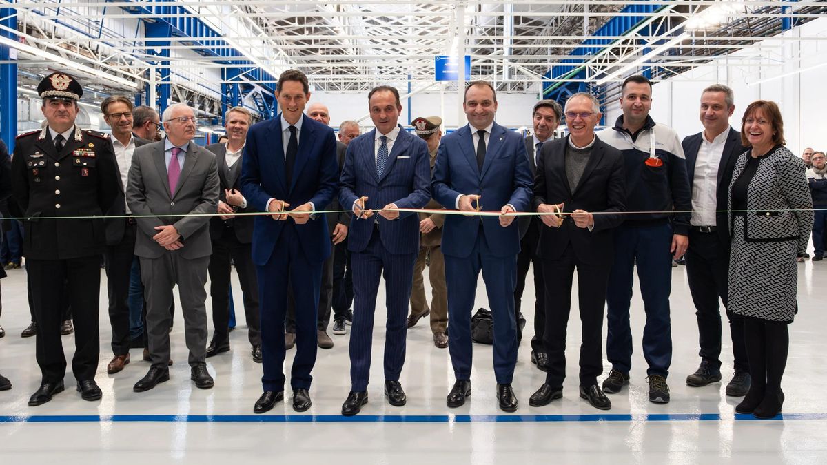 Los máximos responsables de Stellantis, en el acto de corte de la cinta.