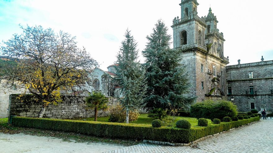 Los monjes de este monasterio, conocido como "el Escorial gallego", llevan siglos colaborando en la elaboración del pan de un pueblo cercano