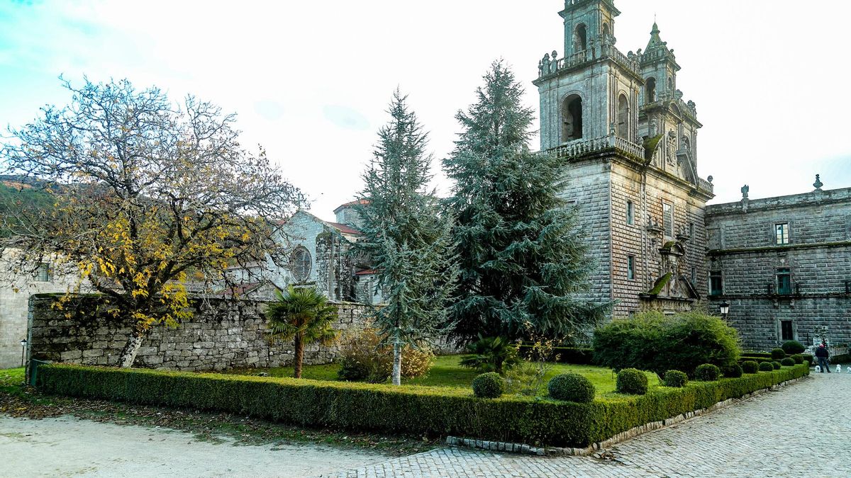 Los monjes de este monasterio, conocido como "el Escorial gallego", llevan siglos colaborando en la elaboración del pan de un pueblo cercano