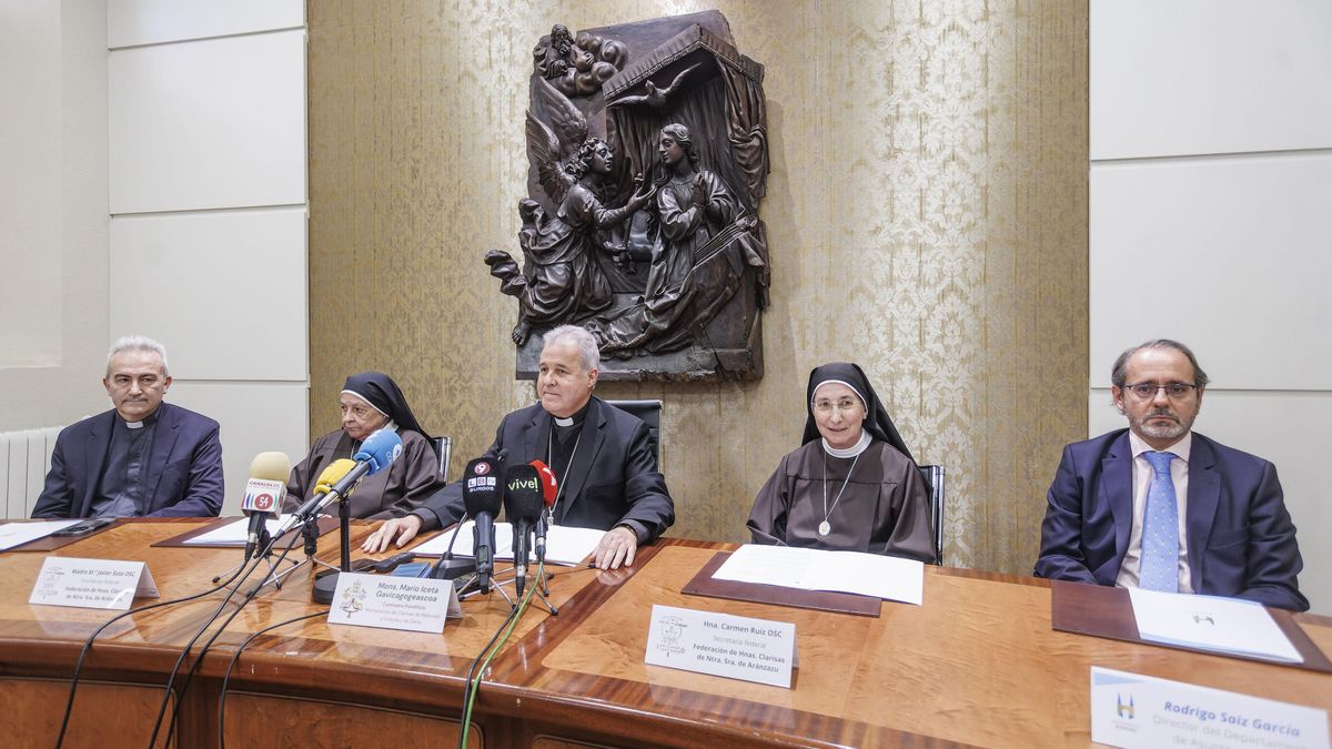 (I-D) El vicario judicial de la archidiócesis de Burgos, Donato Miguel Gómez Arce; la presidenta federal de las Hermanas Clarisas de Nuestra Señora de Aránzazu, Madre María Javier Soto; el arzobispo de Burgos, Mario Iceta; la secretaria federal de las Her