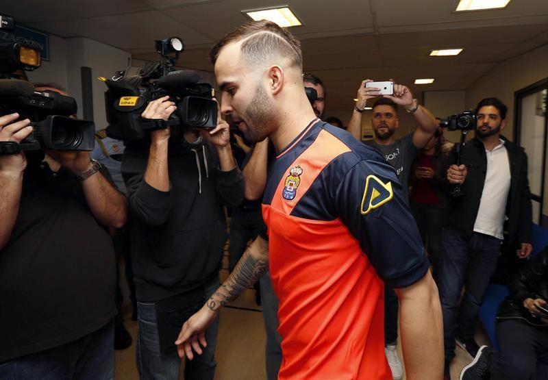 Jesé a su llegada a un centro médico de Las Palmas de Gran Canaria para pasar reconocimiento médico . EFE/Elvira Urquijo A.