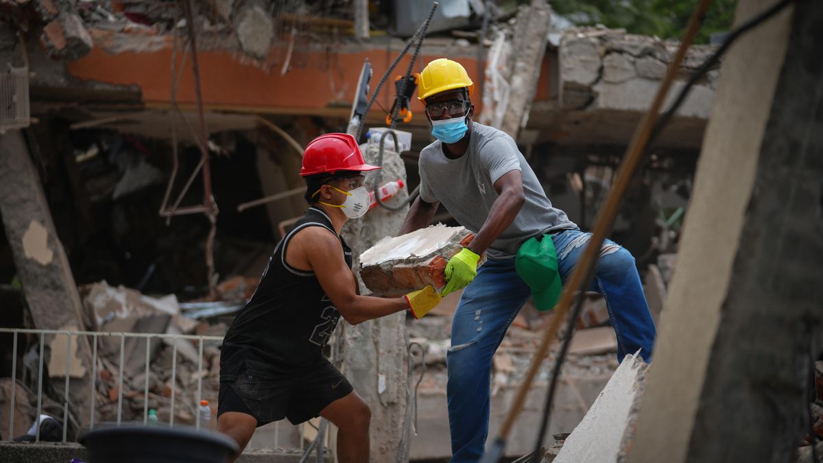 Tareas de remoción de escombros tras los terremotos en Colombia.