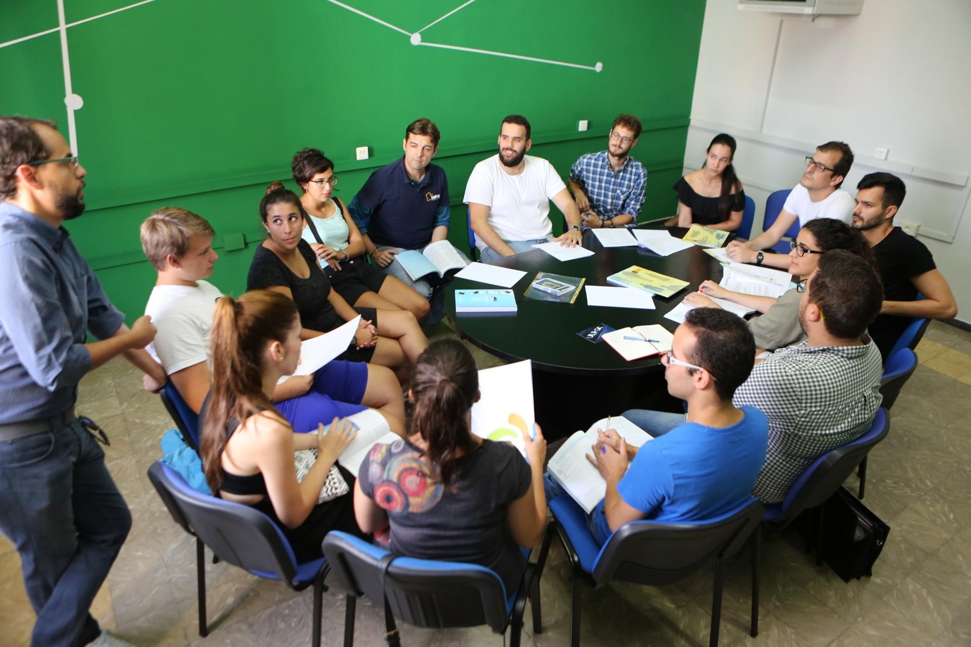 Primera reunión del Consejo de la Juventud en su sede