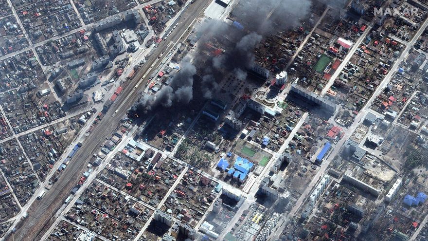 A handout satellite image made available by Maxar Technologies shows damages and burning buildings in Irpin, near Kyiv, Ukraine, 21 March 2022. Russian troops entered Ukraine on 24 February prompting the country's president to declare martial law and triggering a series of announcements by Western countries to impose severe economic sanctions on Russia. (Rusia, Ucrania)