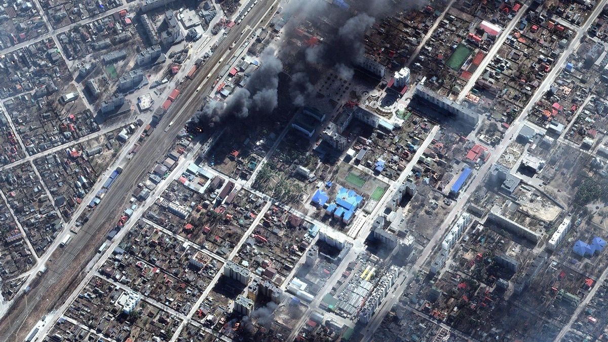 A handout satellite image made available by Maxar Technologies shows damages and burning buildings in Irpin, near Kyiv, Ukraine, 21 March 2022. Russian troops entered Ukraine on 24 February prompting the country's president to declare martial law and triggering a series of announcements by Western countries to impose severe economic sanctions on Russia. (Rusia, Ucrania)