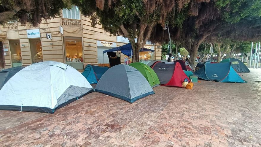 El Ayuntamiento del PP en Almería denuncia ante el juez la acampada por la vivienda al ver "ocupación ilegal" de la calle
