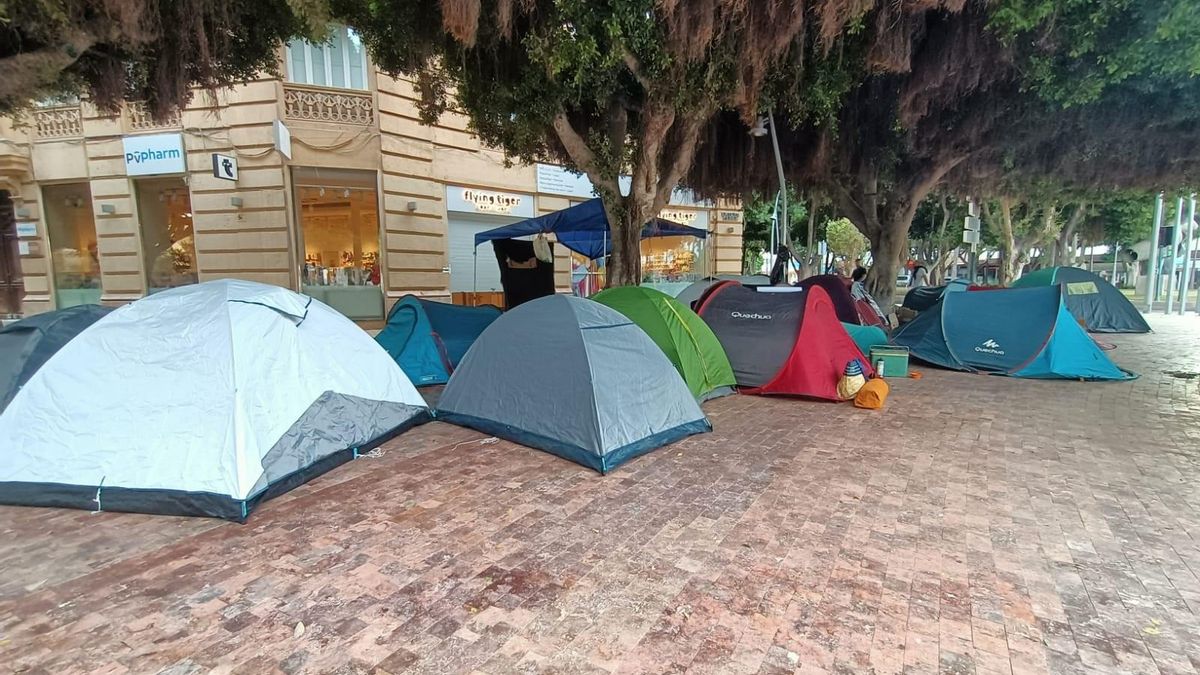 Acampada de protesta por la situación de la vivienda en la Plaza de Emilio Pérez de Almería.