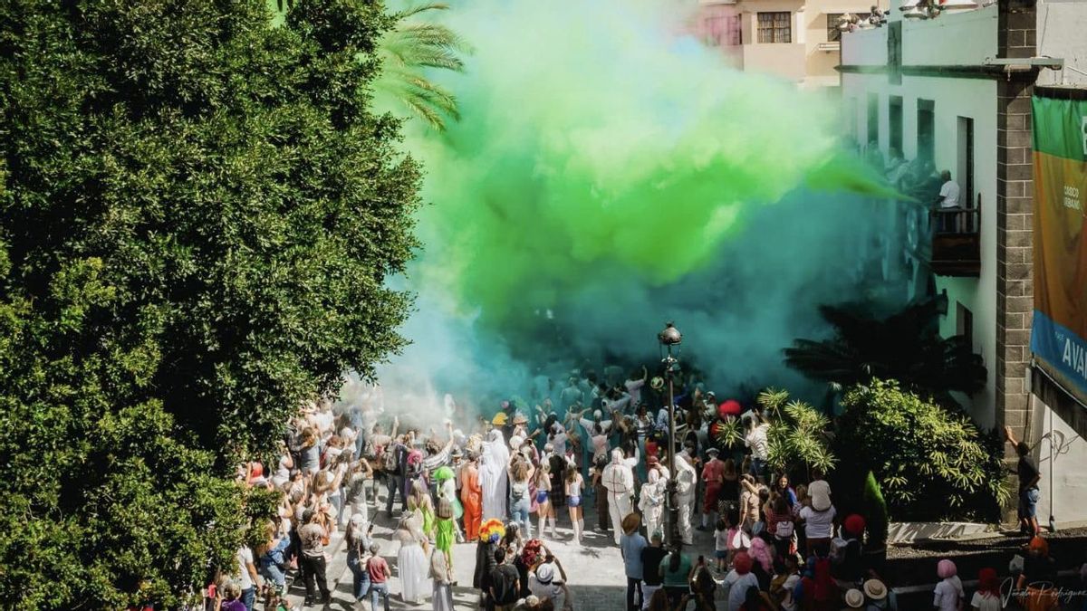 Nube de polvos verdes lanzados desde el Ayuntamiento de Los Llanos de Aridane.