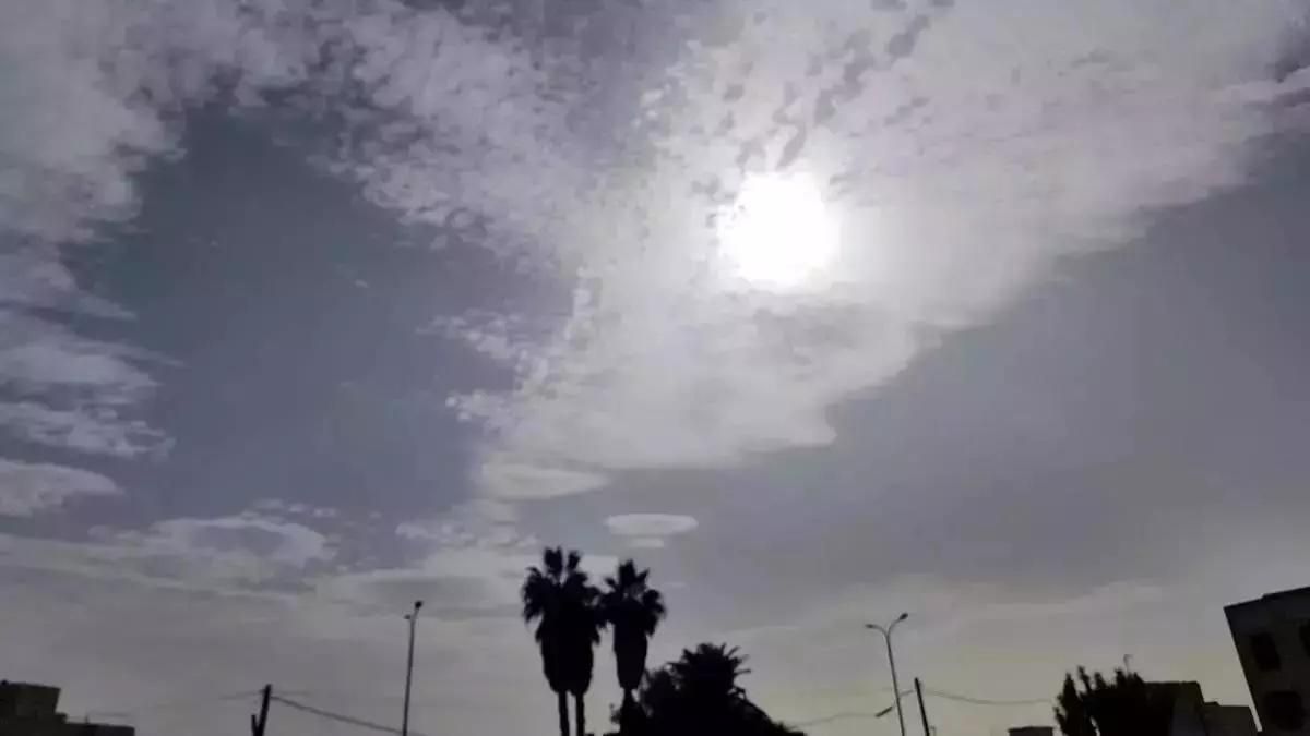 Imagen de archivo de intervalos de nubes altas y ligera calima en el este de La Palma. Imagen captada en Santa Cruz de La Palma.