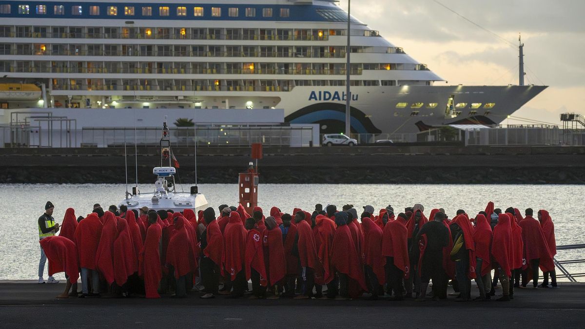 Salvamento Marítimo ha auxiliado en la madrugada de este martes a 141 inmigrantes de origen subsahariano y magrebí que intentaban llegar a Lanzarote en dos lanchas neumáticas y los ha trasladado al puerto de Arrecife.