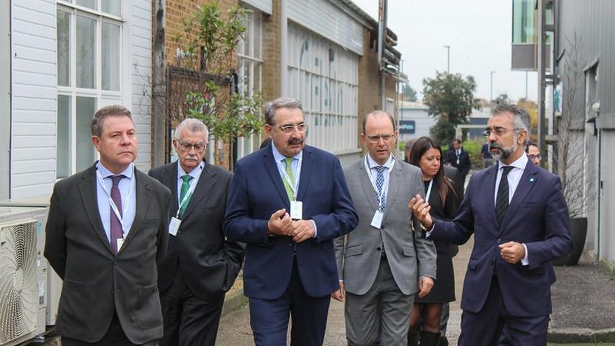 Visita de responsables del Gobierno de Castilla-La Mancha a las instalaciones de Elekta en Reino Unido
