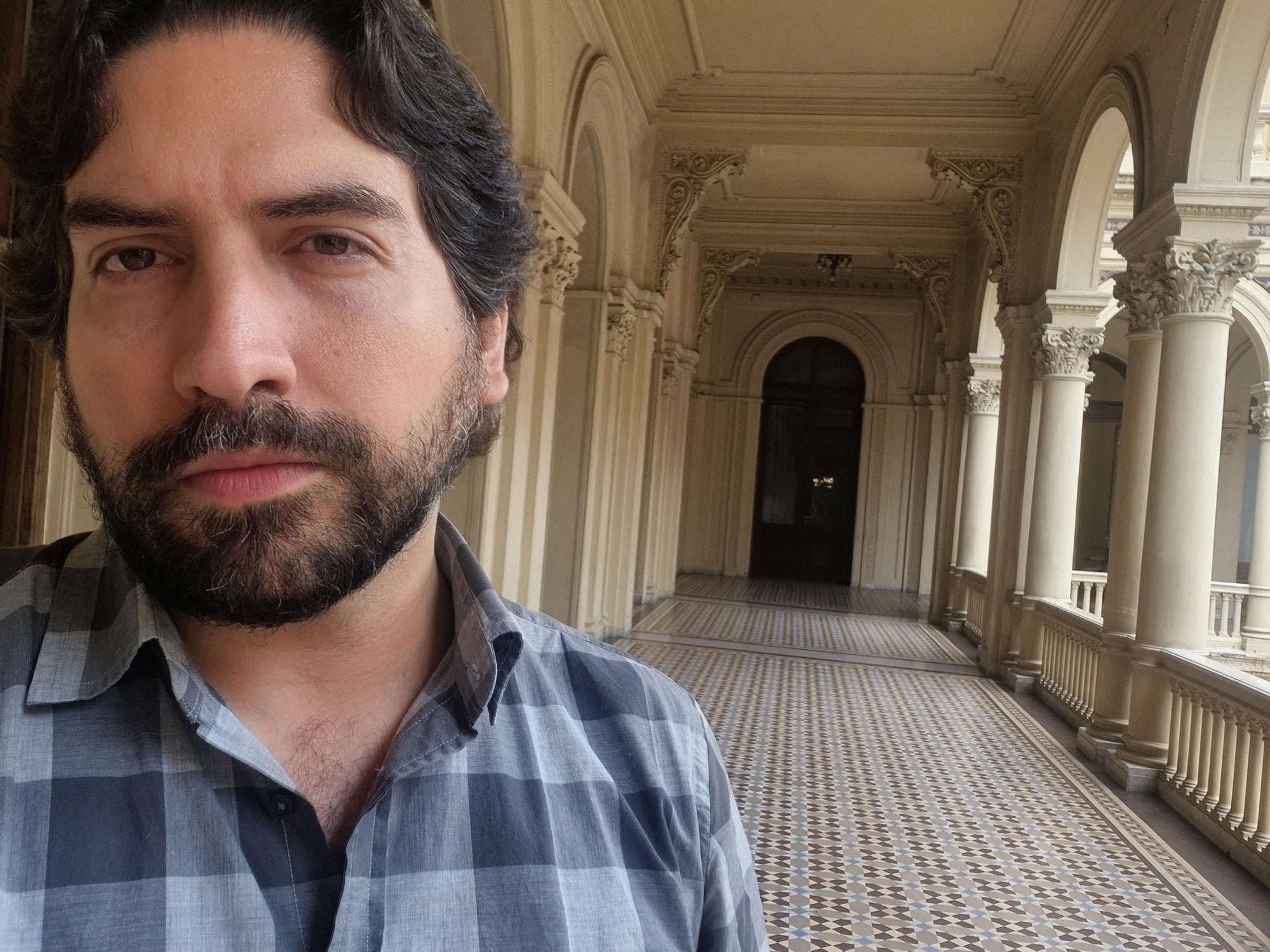 Uno de los balcones que dan al Patio de las Palmeras, hoy con circulación restringida.
