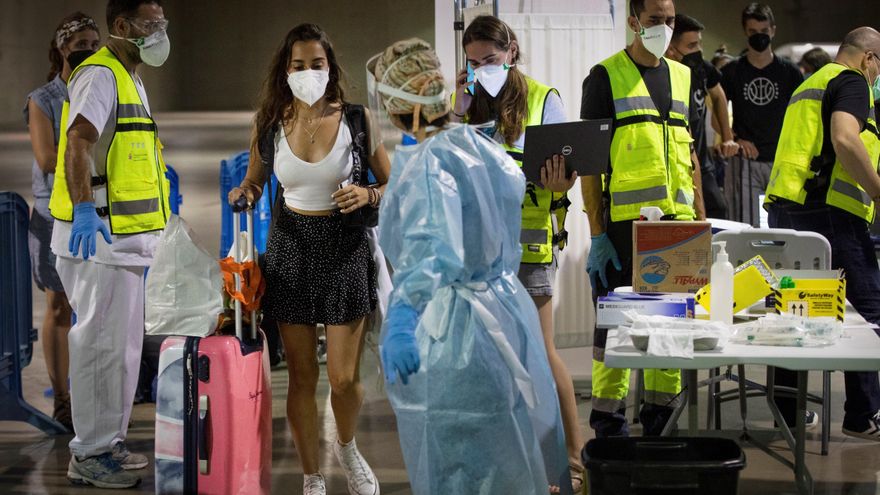 Jóvenes procedentes de zonas de veraneo como Salou (Tarragona), a su llegada el sábado a la estación de autobuses de Pamplona. EFE/Villar López.