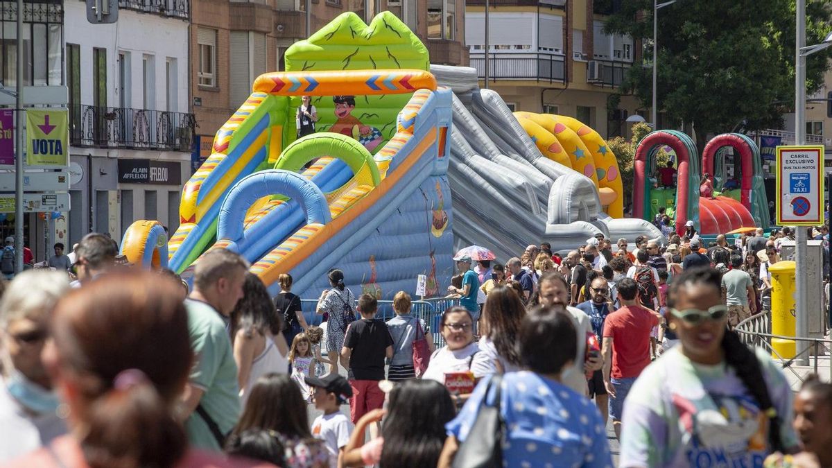 Hinchables en la calle Bravo Murillo en una edición anterior del Día de la Infancia en Tetuán