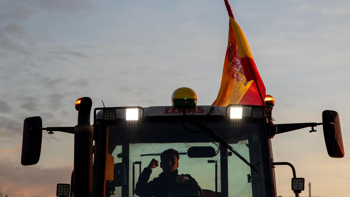 Los tractores de los agricultores concentrados en la A-42 a la altura de Torrejón de la Calzada