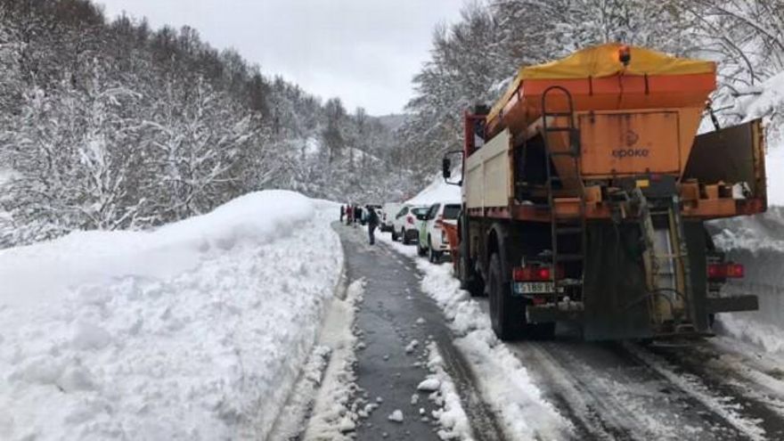 Fresadora accidentada este miércoles en la LE-2711 a la altura de Posada de Valdeón. / Foto: Marino Pérez