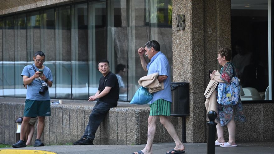 Archivo - Turistas de camino a la playa, a 10 de agosto de 2025, en Santander, Cantabria (España).