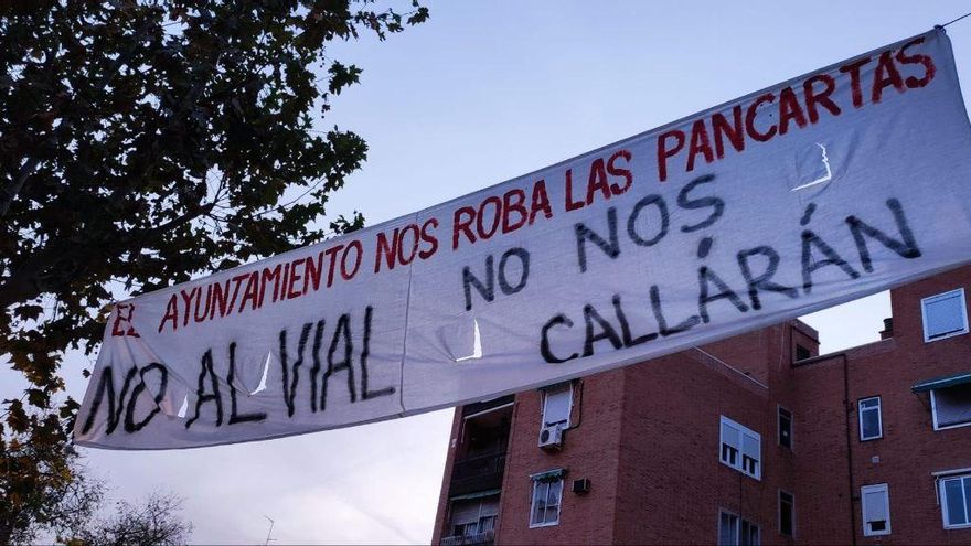 El Ayuntamiento retira pancartas de un parque privado en Ciudad de los Poetas y los vecinos lo denuncian ante la policía