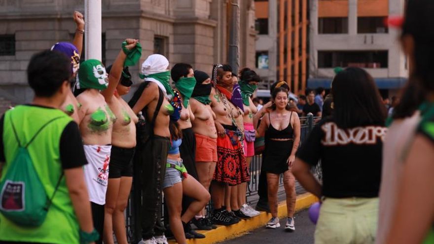 Cientos de mujeres participan en una movilización este sábado con motivo de la celebración del Día Internacional de la Mujer, en Lima (Perú). Como parte del Día Internacional de la Mujer "trabajadora" (Perú), diversos colectivos de mujeres se concentraron hoy en Jesús María, Frontis del Ministerio de Trabajo, para luego marchar con el lema "Trabajadoras sí, explotadas y violentadas no", demandando igualdad de derechos y contra la violencia. El día de la mujer se celebra en todo el mundo el 8 de marzo.
