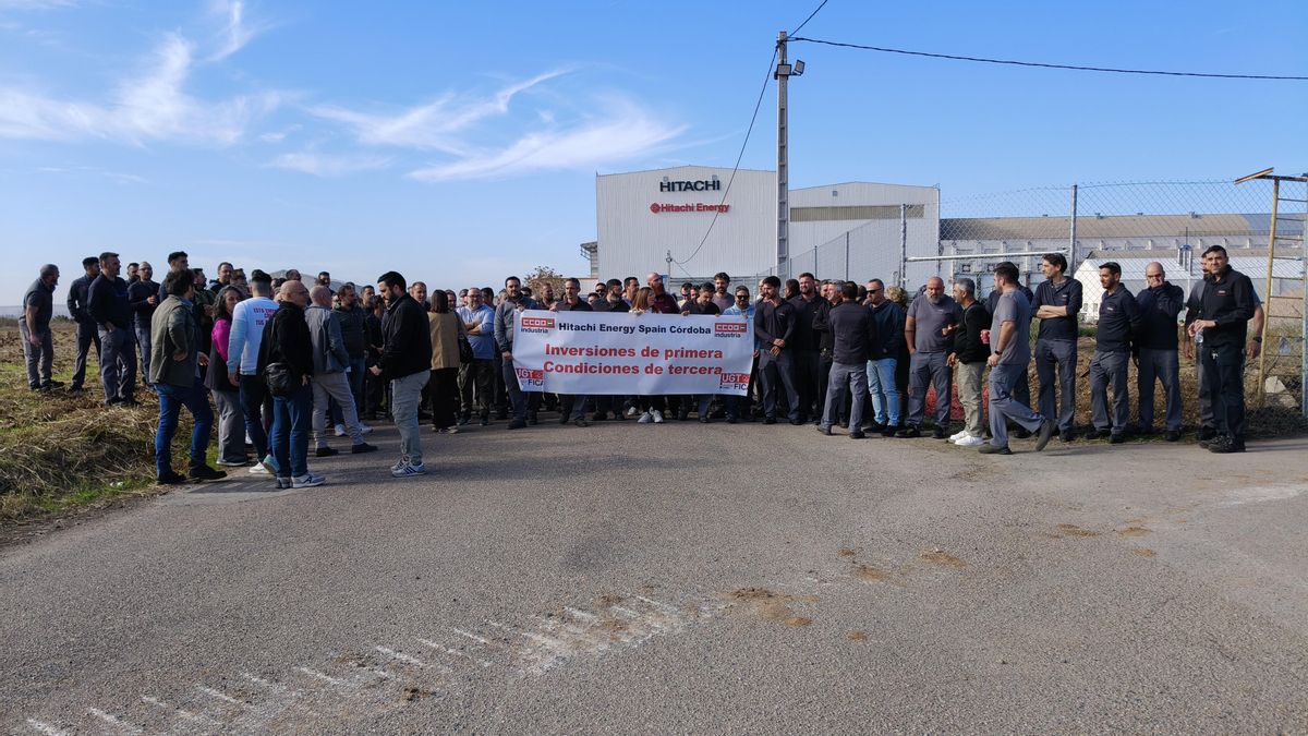 Archivo - Una concentración de trabajadores de Hitachi Energy ante la factoría en Córdoba, en una imagen de archivo.
