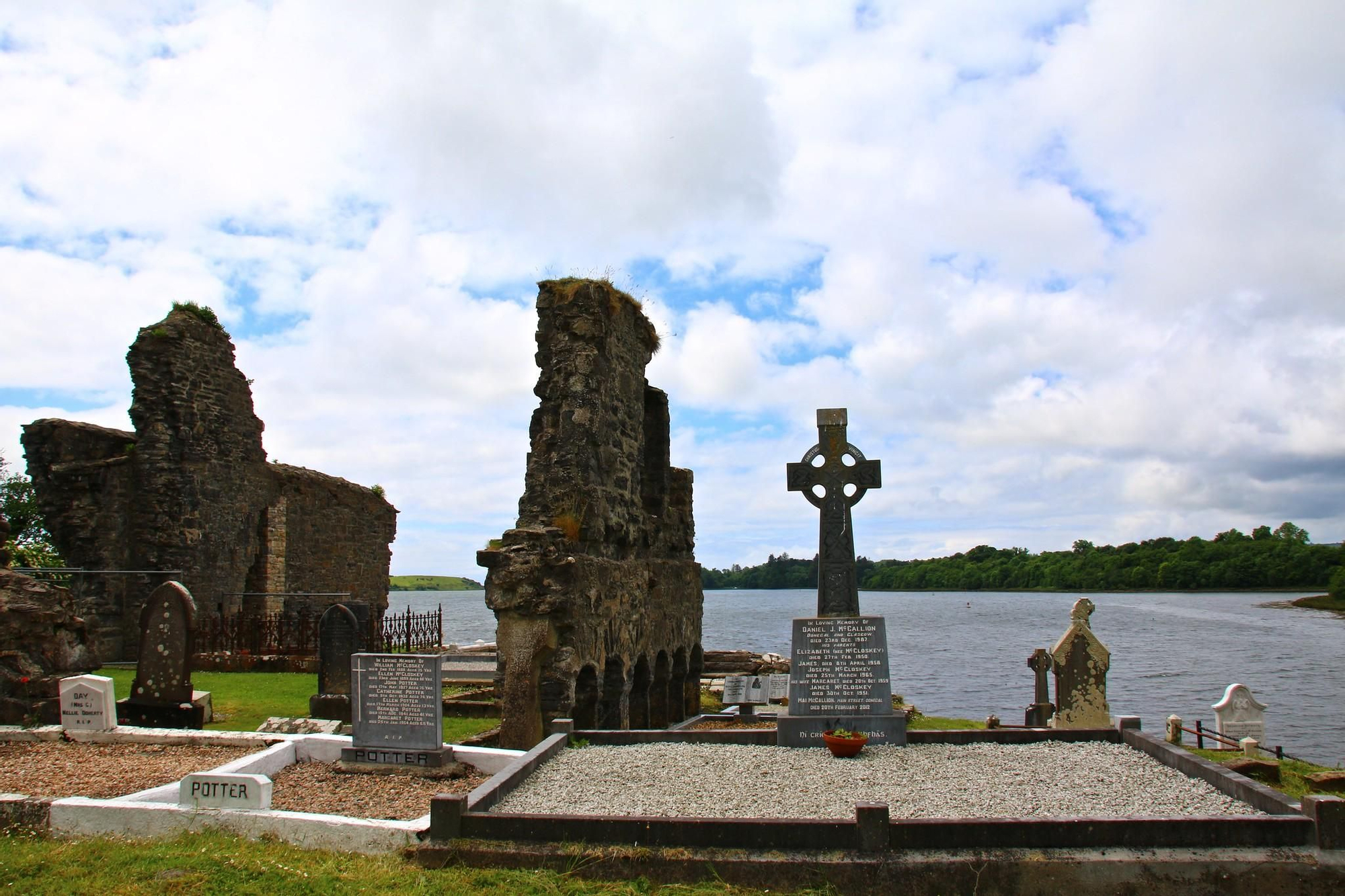 Viejas y nuevas tumbas en la Abadía de Donegal.