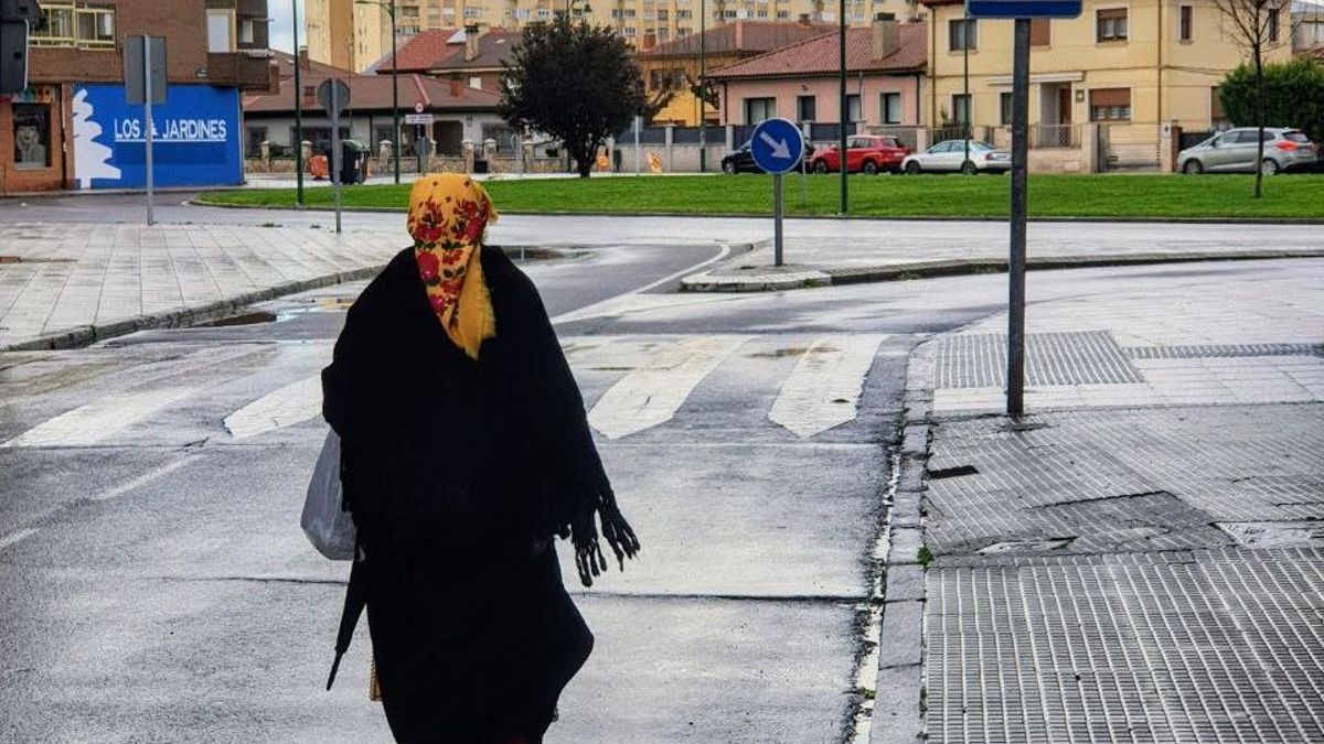 Una persona sola caminando entre León y Trobajo del Camino