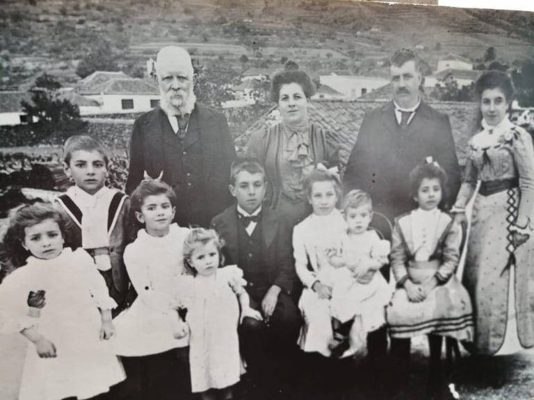 El maestro Daniel Santos, fundador de la Banda, y familia. Foto: Archivo MVH