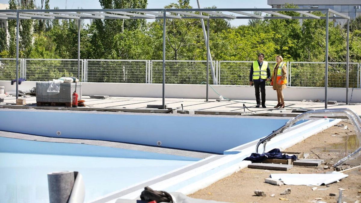 La delegada de Obras, con el concejal de Hortaleza, en las piscinas de Luis Aragonés