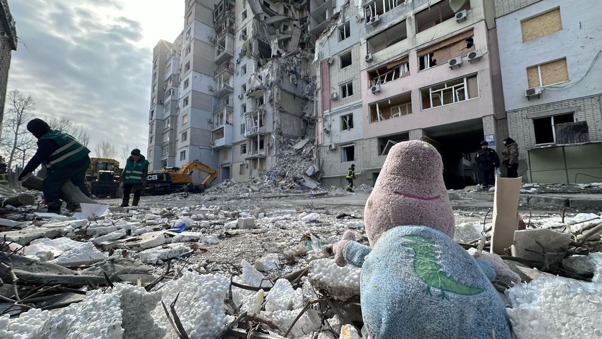 La destrucción después de que las fuerzas rusas lanzaran un ataque con bombas aéreas guiadas, en Jersón el pasado febrero.