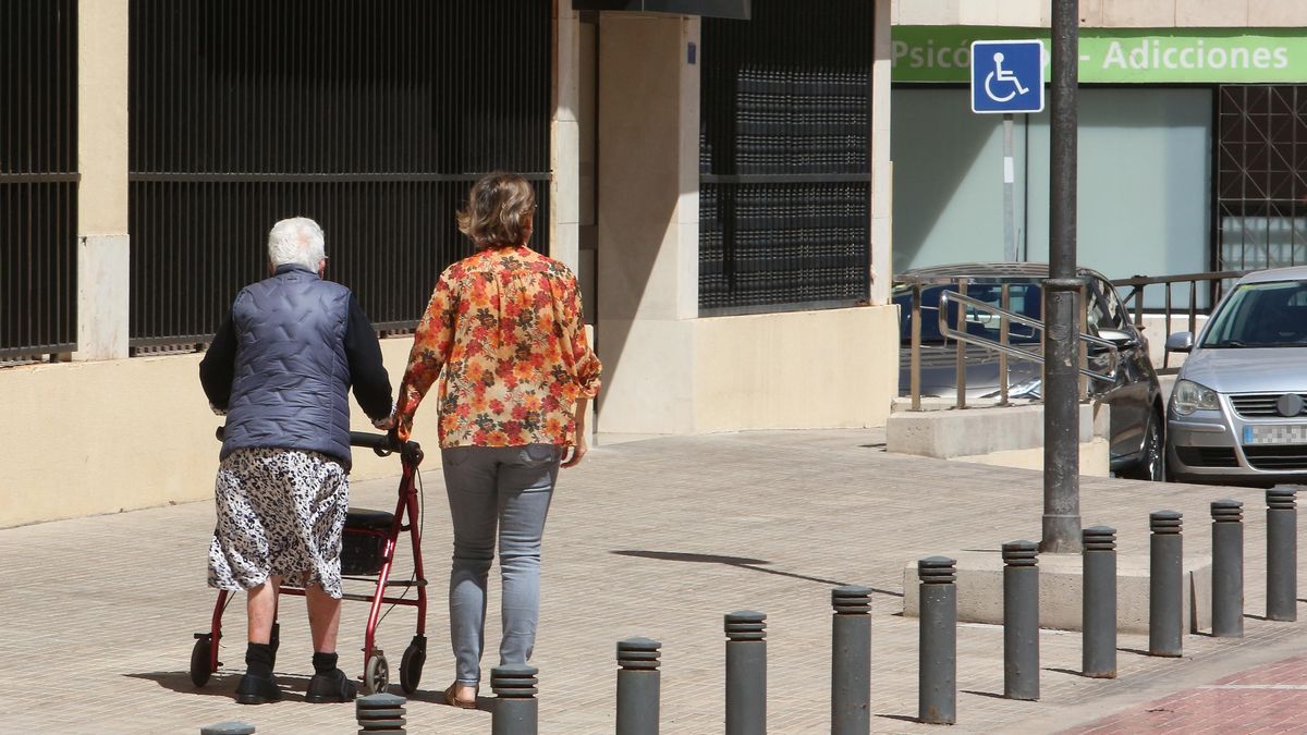Persona mayor con andador en Las Palmas de Gran Canaria.