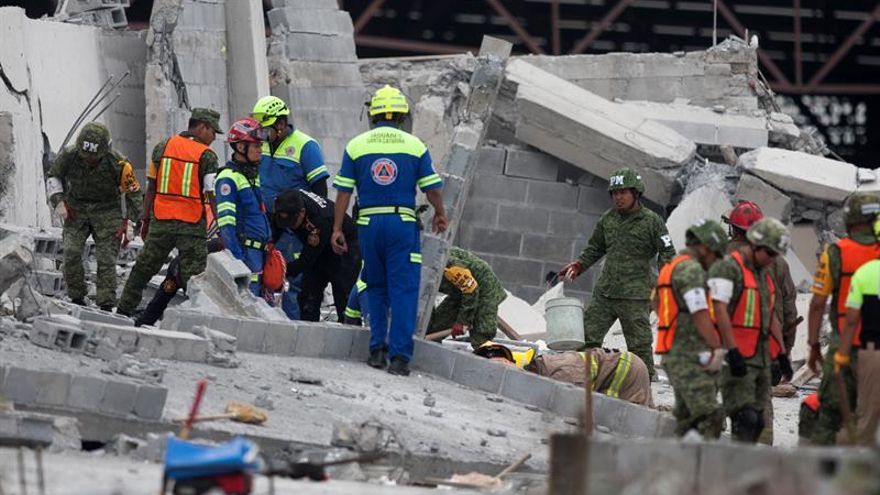 Cinco muertos y 8 desaparecidos en derrumbe de construcción en México