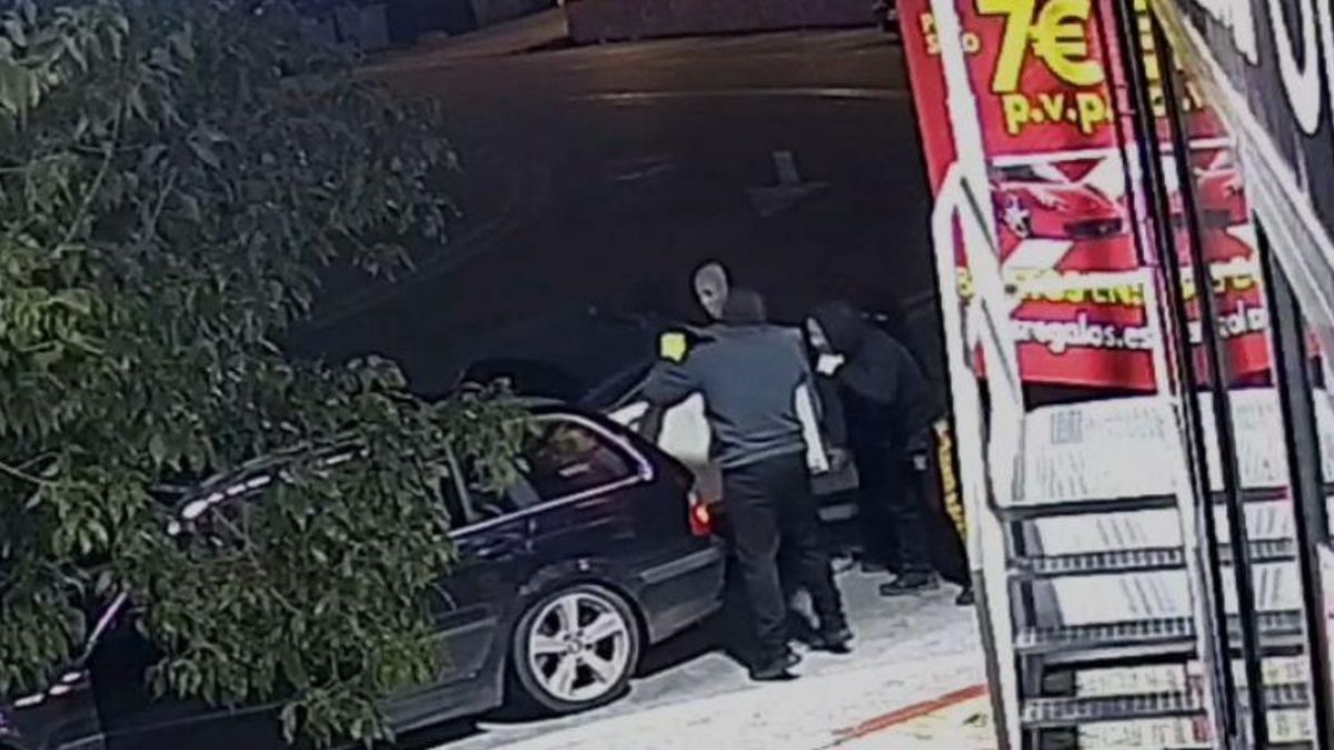 Hallan reventada la caja fuerte de 'El camión de los regalos' robada en Monesterio