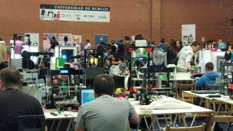 Los participantes de la 3D Printer Party celebrada este año 2018 en Burgos superaron el récord del mundo de impresoras 3D de particulares funcinando a la ves en un evento. Fotografía: Pablo Núñez @eltercerlugar