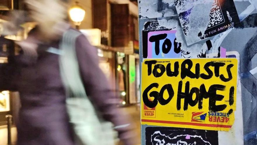 El plan de Almeida para los pisos turísticos en Madrid: veto en edificios con vecinos, luz verde en los no residenciales