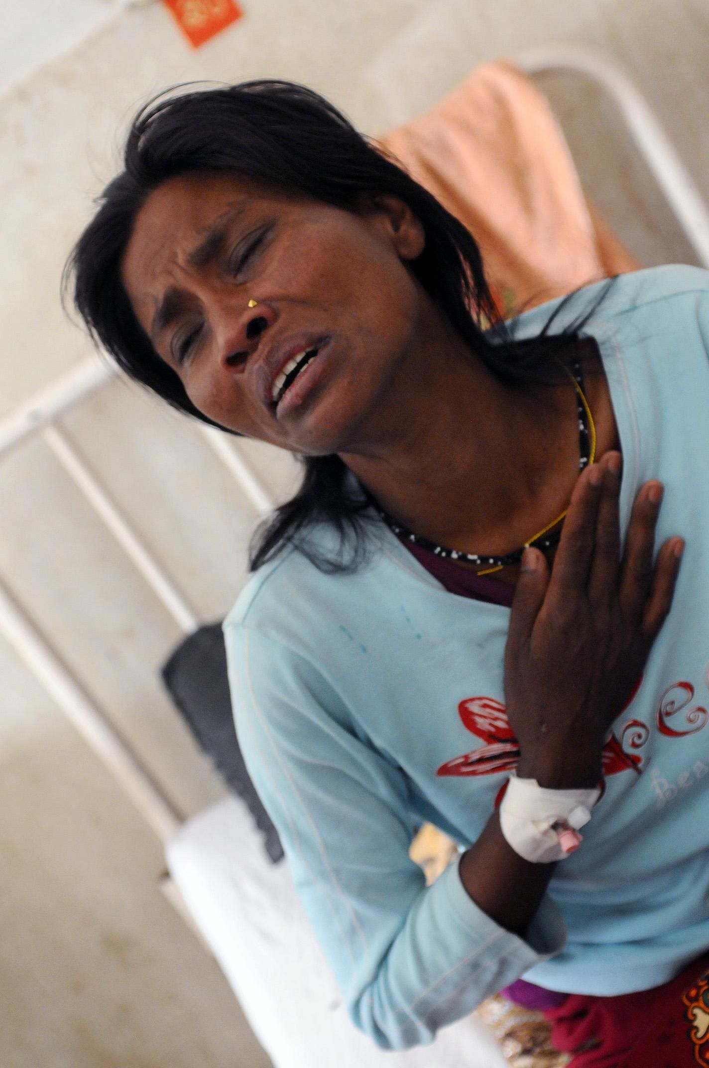 Pobitra Tapa Maghar, ex alcohólica, no prestó atención a las manchas que se extendían por su cuerpo hasta que fue demasiado tarde. Ahora los médicos luchan por salvarle la vida en un hospital de Pokhara. A diferencia de lo que sucede en muchos otros casos, su marido sigue a su lado, y posa con ella en la cama del hospital./ Zigor Aldama